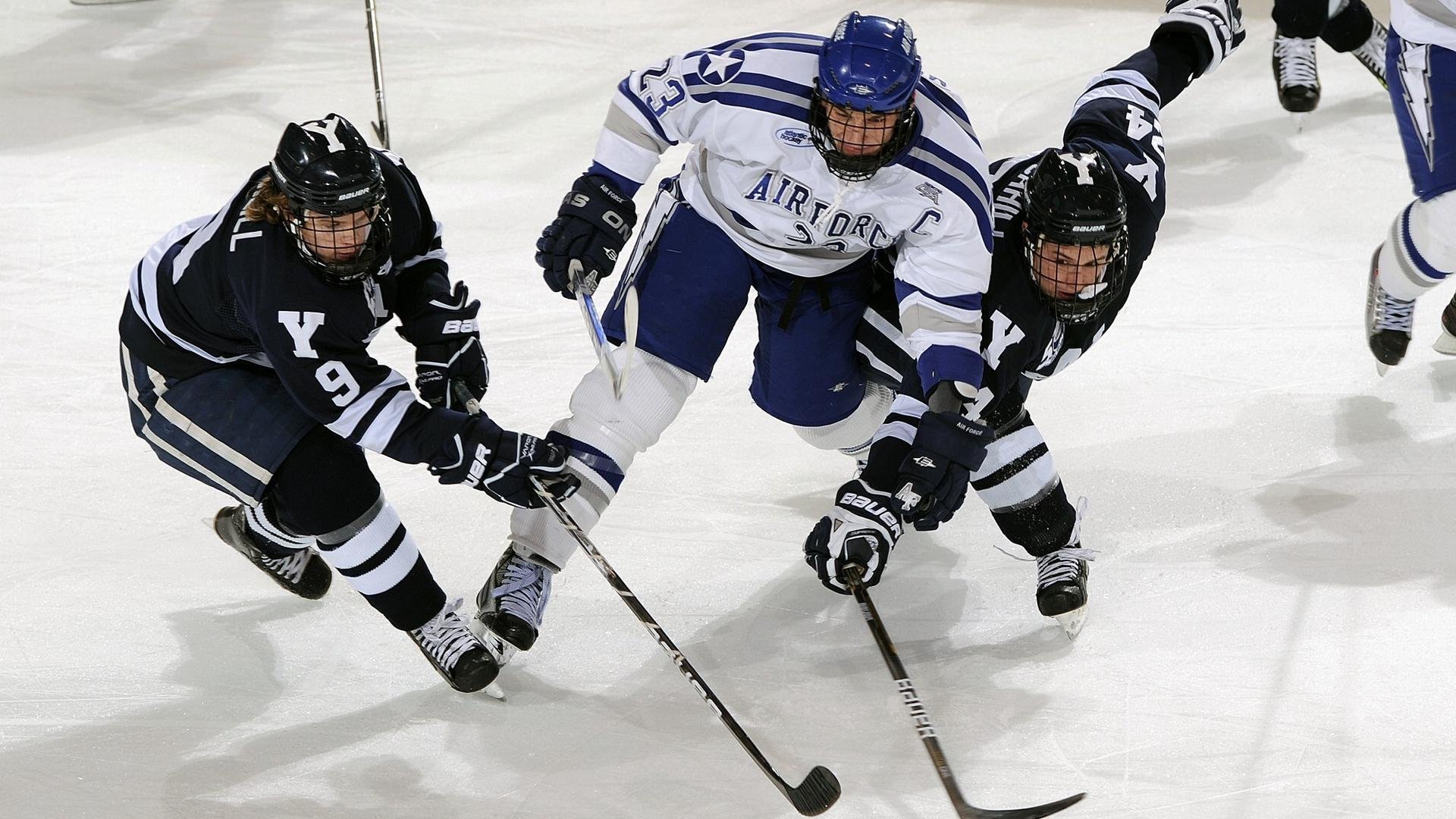 激烈较量在即，球迷们期待双方大比拼，激烈的足球联赛